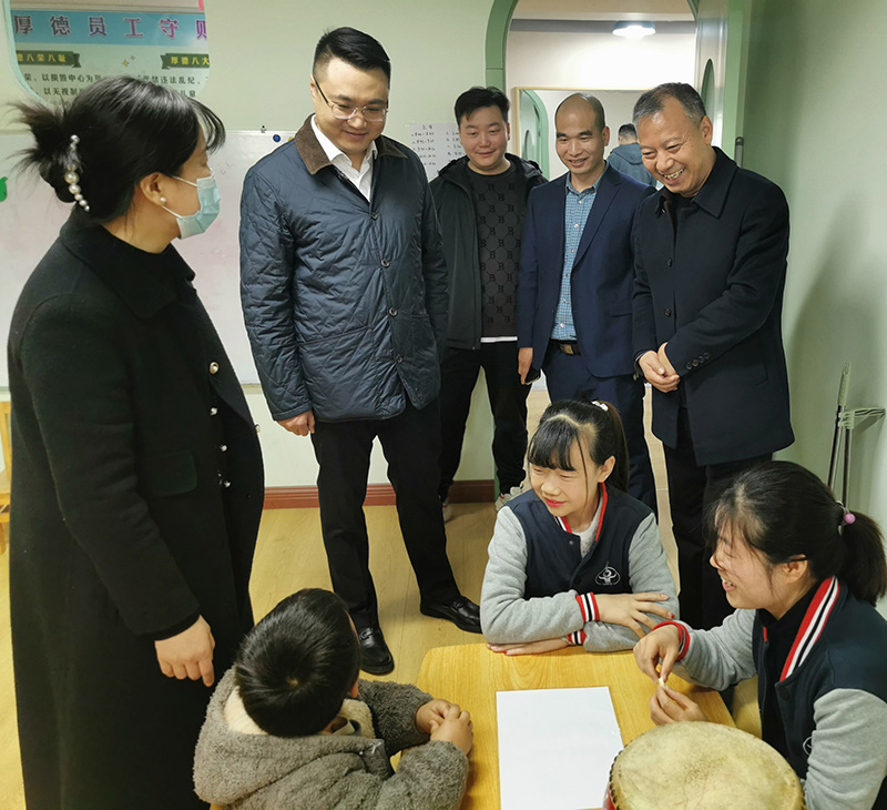 平顶山残联副理事长刘冠军一行来到厚德考察残疾人康复工作