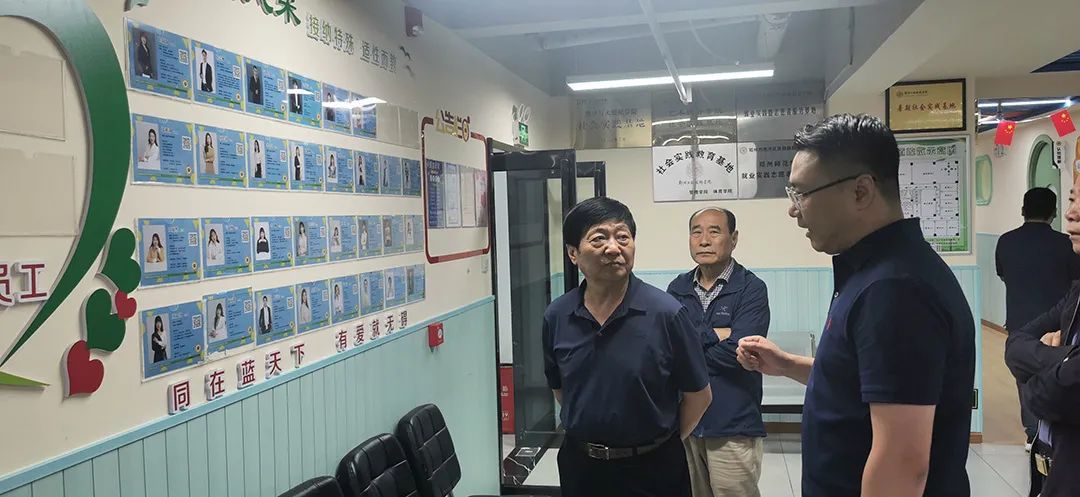 郑州市惠济区慈善总会捐赠触屏一体机，关爱六一特殊儿童教育